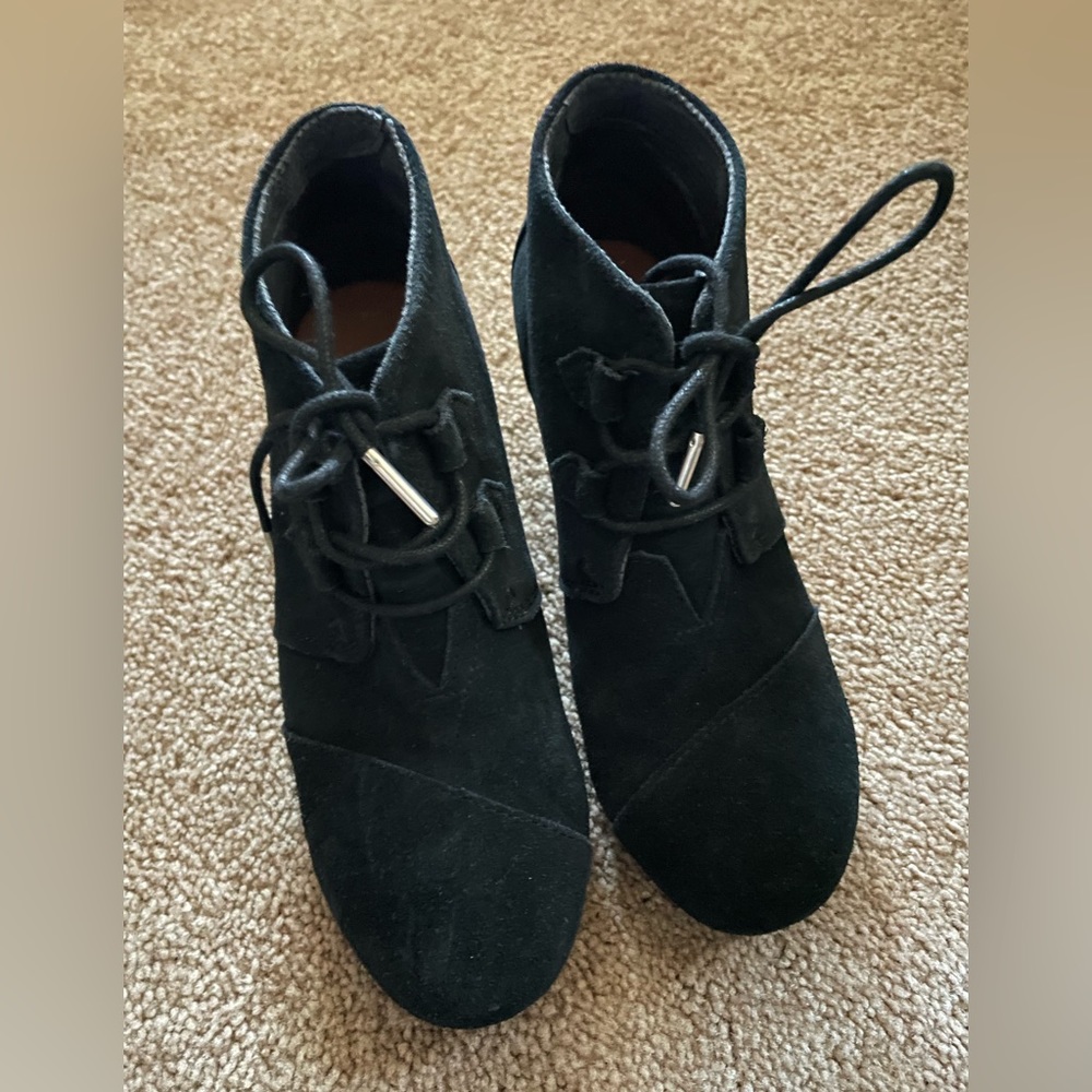 Toms size 8 black wedge lace up bootie